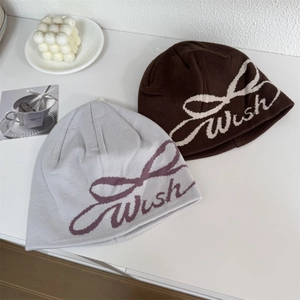 Bonnet en tricot street style avec nœud et lettrage Wish en lavande et marron
