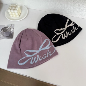 Bonnet en tricot avec lettrage Wish jacquard et motif nœud en noir et violet