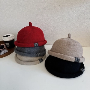 Gebreide docker hats in vijf kleuren met opgerolde randen en stijlvolle labels