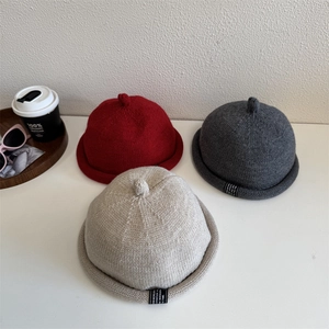 Winter gebreide docker mutsen in rood, grijs en beige met stijlvolle opgerolde randen