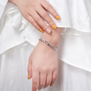 Close-up of a 6.5mm S925 sterling silver Figaro chain bracelet on a person's wrist