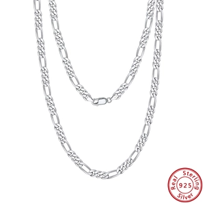 Macro d'une chaîne Figaro en argent sterling 925 avec fermoir mousqueton et poinçon