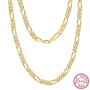 Détail du fermoir mousqueton et gravure S925 ITALY sur collier chaîne Figaro