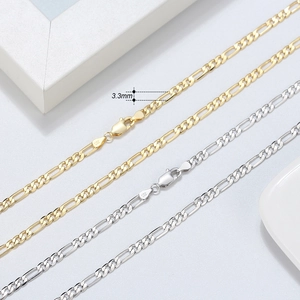 Détail macro d'une chaîne Figaro de 3,3 mm avec poinçon S925 et fermoir mousqueton