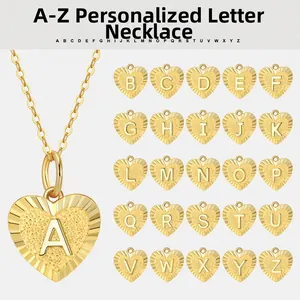 Makro-Detail der goldenen Herzanhänger mit gravierter A-Z personalisierter Buchstaben-Halskette