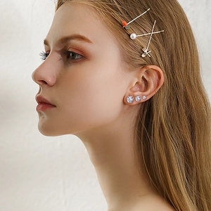 Classic four-prong round zircon earrings set in three sizes on model profile