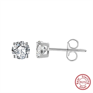 Vue détaillée des boucles d'oreilles en argent 925 avec serti à quatre griffes en zircon