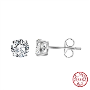 Détail de boucles d'oreilles en argent S925 de 8mm avec zircons 4A et sertissage à quatre griffes
