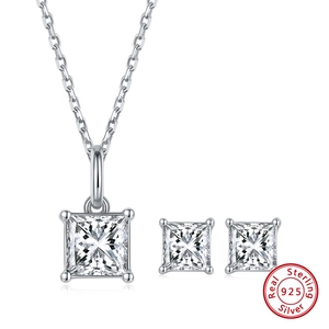 Dettaglio del set ciondolo e orecchini in argento S925 con diamanti a taglio quadrato