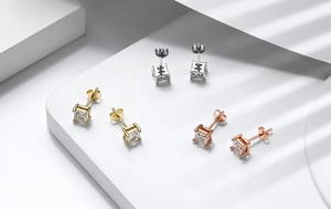 Dettaglio di orecchini a lobo quadrati in argento sterling S925 in argento, oro e oro rosa