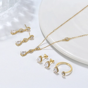 Elegante conjunto de joyas de plata S925 bañada en oro de 14K con circonitas pera