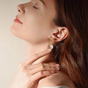 Elegance 925 silver earrings with natural baroque pearl pendant on female model