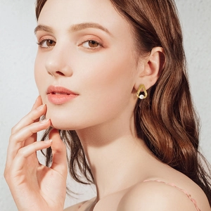 Elegant 925 silver gold geometric earrings with natural baroque pearls on female model