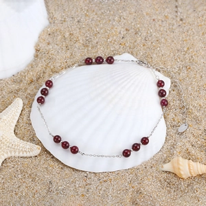Chevillère en argent S925 avec perles de grenat naturel 4mm sur un coquillage blanc