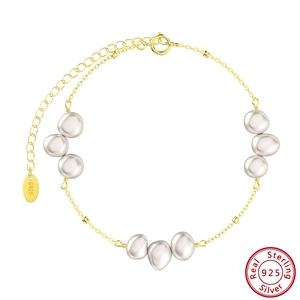 Dettaglio del marchio S925 su bracciale in oro e perle naturali barocche