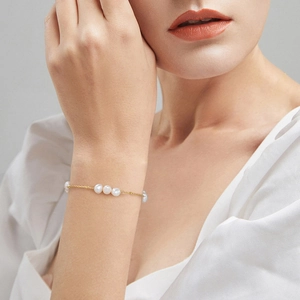Elegante bracciale di perle d'acqua dolce con catena dorata sottile per donna