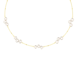 Dettaglio di una collana vintage dorata con tredici perle barocche in un design chic e raffinato