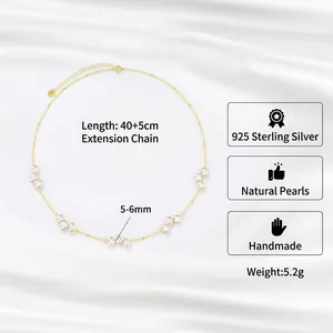 Collana artigianale in argento 925 con perle naturali da 5-6 mm su una catena dorata