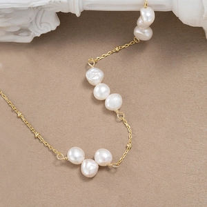 Collana vintage in oro con perle barocche su catena sottile per donne eleganti