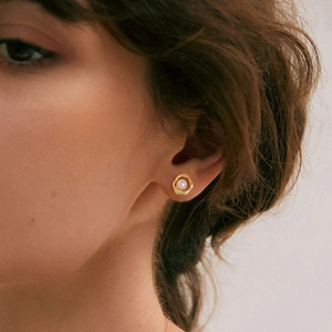 Elegant 925 silver Mobius freshwater pearl stud earrings in gold on ear model