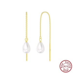 Dettaglio del marchio S925 su orecchino dorato con elegante perla a goccia bianca