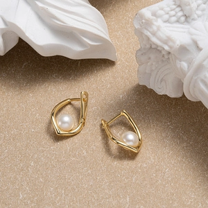 Boucles d'oreilles élégantes en argent 925 doré avec perle géométrique en forme de goutte