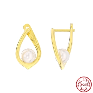 Vue détaillée des boucles d'oreilles goutte en argent S925 doré avec perle blanche