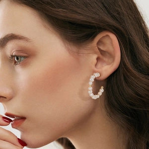 Elegant 925 sterling silver C-shaped hoop earrings with white pearls and gold beads