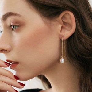 Eleganti orecchini a catena in argento 925 con perle a goccia su modella femminile