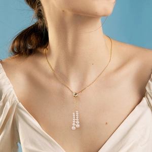 Élégant collier en argent 925 doré avec pendentif pompon en perles blanches sur mannequin