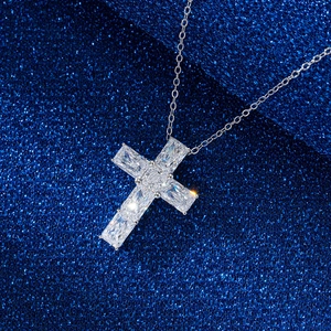 Collier avec pendentif croix en argent S925 serti de zircons sur fond bleu étincelant
