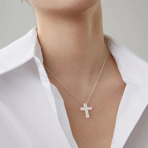 Collier croix élégant en argent S925 avec zircons 8A rectangulaires sur chemise blanche