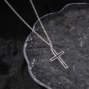 Collana con ciondolo a croce in argento 925 con centro nero e catena a corda per unisex