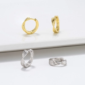 Boucles d'oreilles créoles torsadées multicouches en or et argent poli brillant