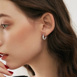 Créoles torsadées en argent minimalistes avec trois brins entrelacés pour femmes
