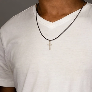 Collana con ciondolo a croce in argento 925 minimalista con bordi dorati su t-shirt