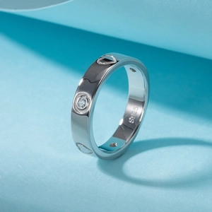 Bague en argent sterling S925 avec cœur évidé et pierres précieuses sur fond bleu clair