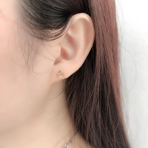 Élégantes boucles d'oreilles lune en argent s925 avec zircons portées par mannequin