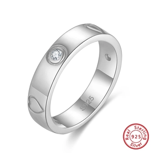 Vue macro détaillée de l'anneau en argent sterling S925 avec motif coeur et gravure S925