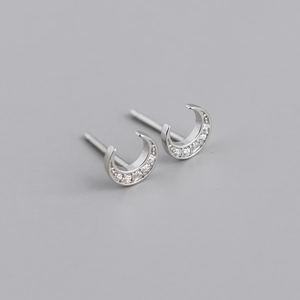 Détail des boucles d'oreilles croissant en argent S925 avec zircons sertis délicats