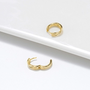 Boucles d'oreilles créoles en argent S925 plaqué or avec design triple ligne nervuré