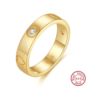 Détail de la bague coeur en argent 925 avec une pierre ronde en zircone étincelante