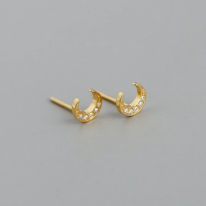 Gros plan sur les boucles d'oreilles lune en argent S925 doré avec incrustation de zircon