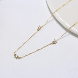 Élégant collier en argent s925 avec triple grappe de pierres en finition dorée chic