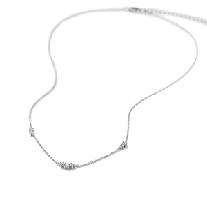 Détail du collier en argent S925 avec trois diamants et une chaîne d'extension réglable