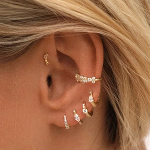 Détails de l'ensemble de boucles d'oreilles dorées avec créoles en zircone et ear cuff