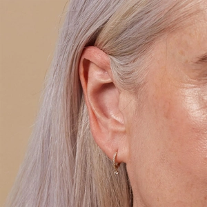 S925 Sterling Silber Creolen mit Zirkonia und einem kleinen Tropfenanhänger für Damen