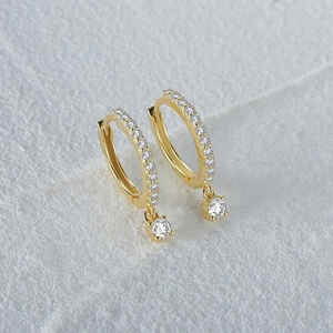 Elegante goldene S925 Silberohrringe mit Zirkonia-Pavé und rundem Anhänger