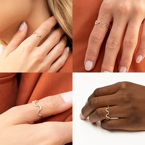 Vues détaillées d'une bague dorée ondulée minimaliste portée par des mannequins divers