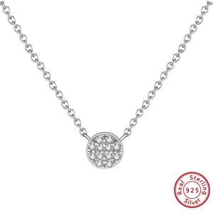 Détail du collier en argent 925 avec pendentif rond orné de zircons cubiques brillants